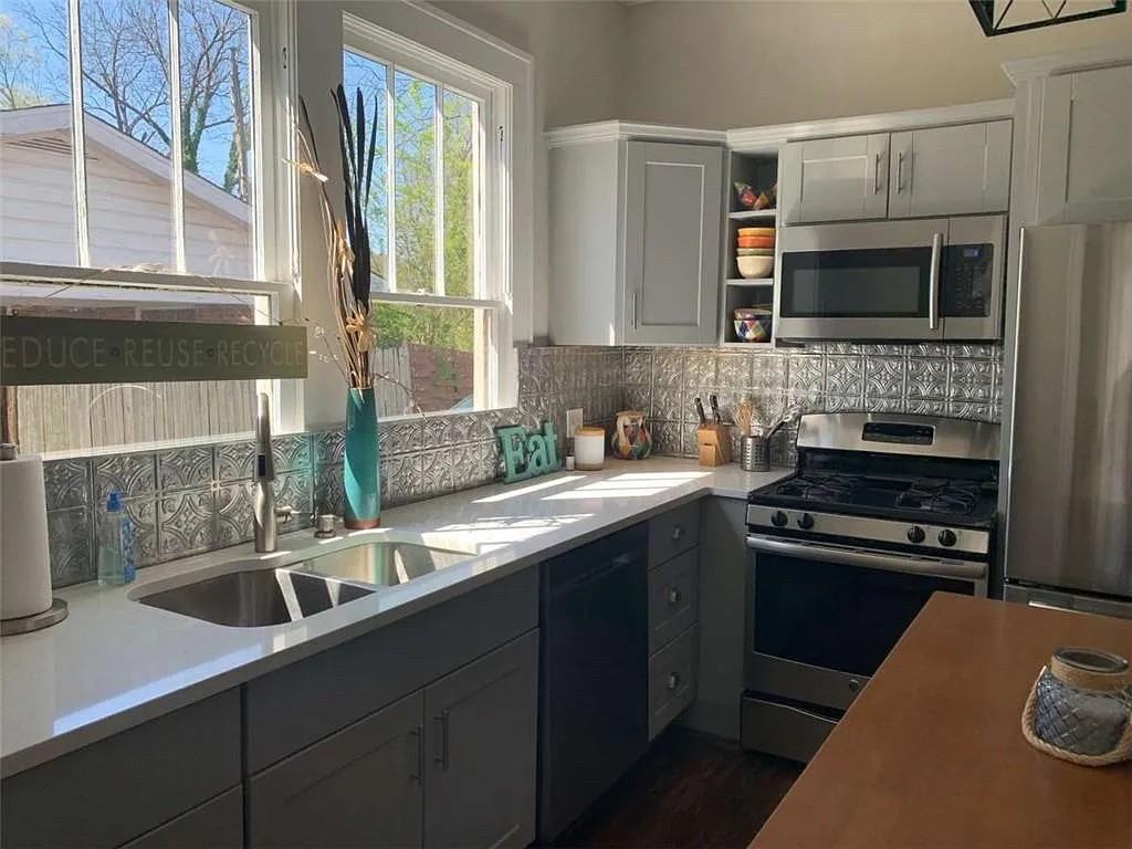 3185 Jackson St - Photo 7 of 13