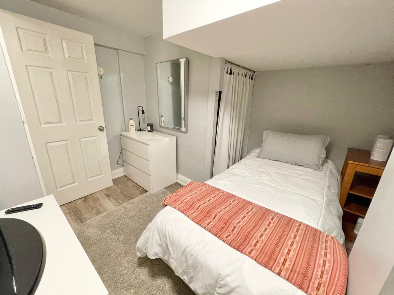 19 Reid Ave N Lowr - Photo 5 of 9