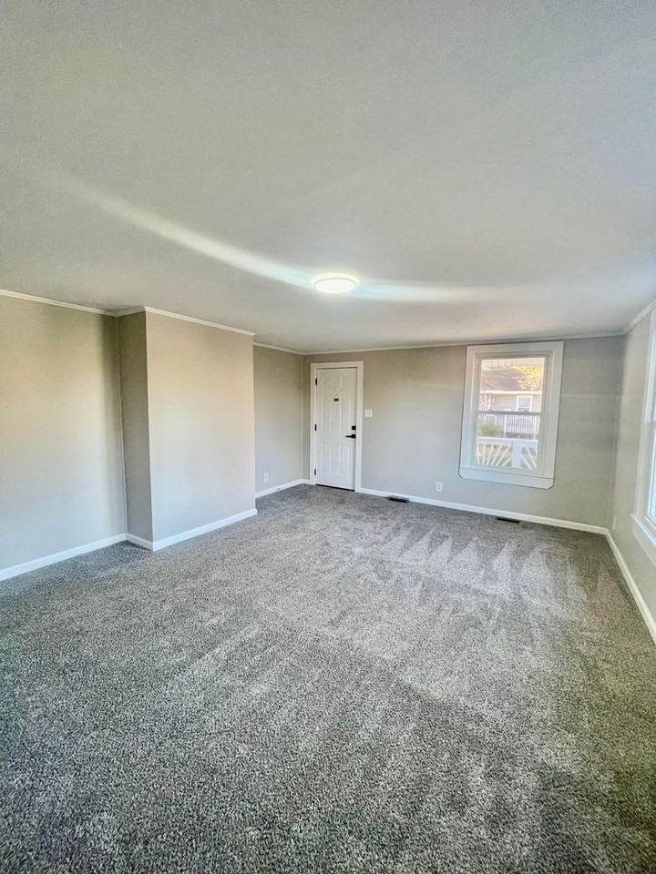 405 Link St - Photo 4 of 18