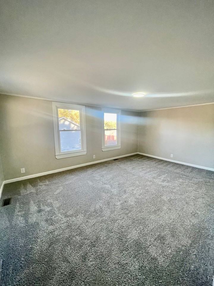 405 Link St - Photo 6 of 18