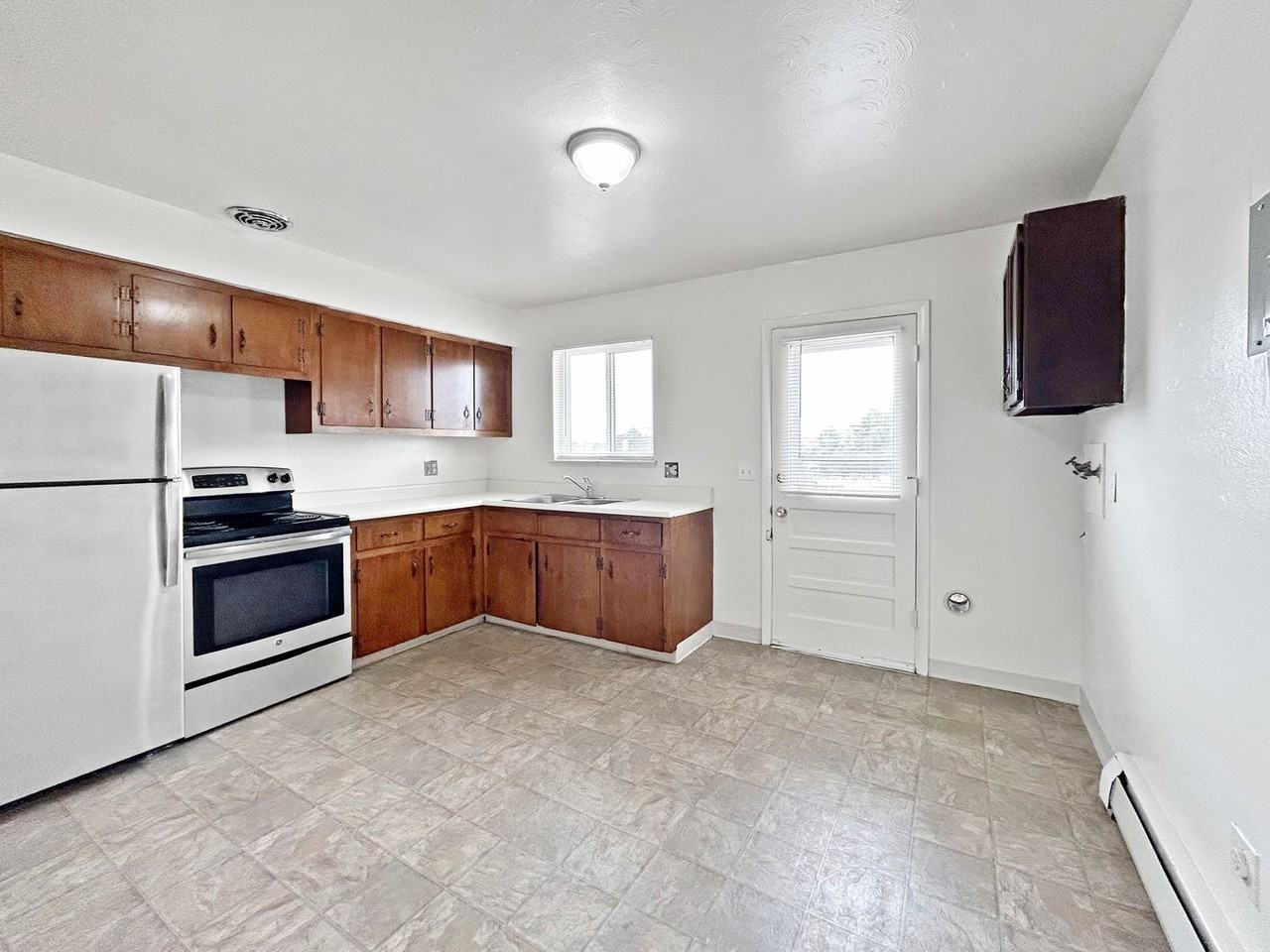 7509 Stuart St - Photo 6 of 24