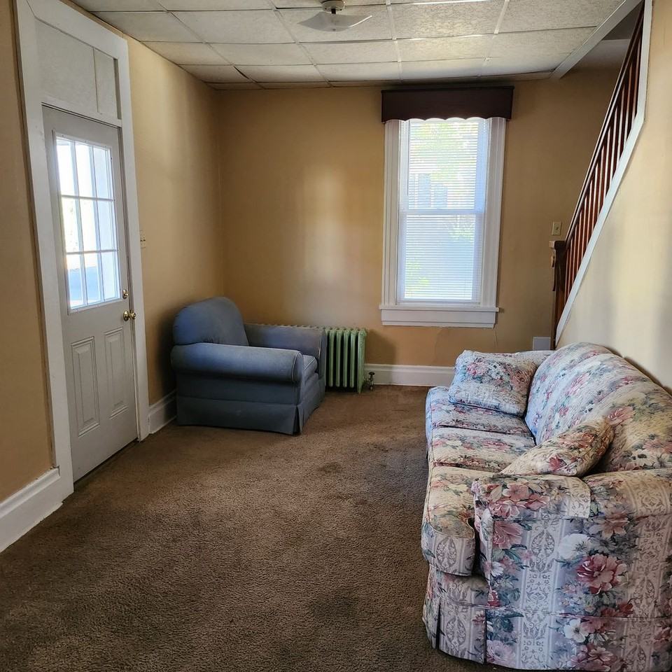 902 Oak St - Photo 2 of 6