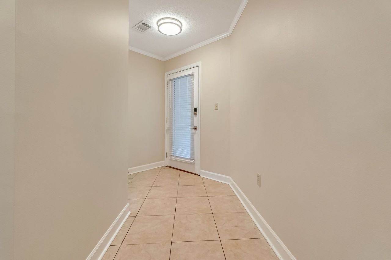 303 Westlake Ct - Photo 2 of 39