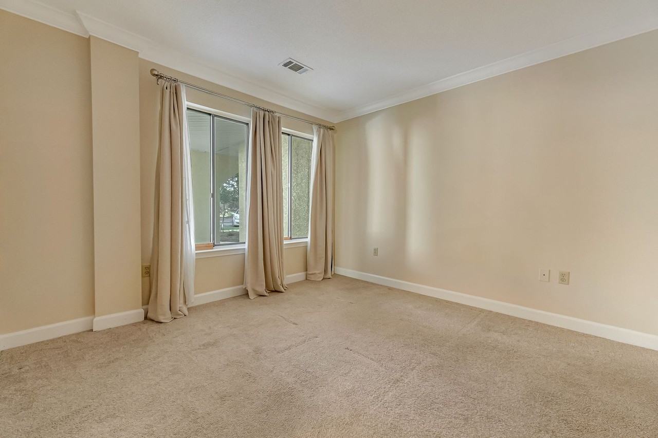 303 Westlake Ct - Photo 3 of 39