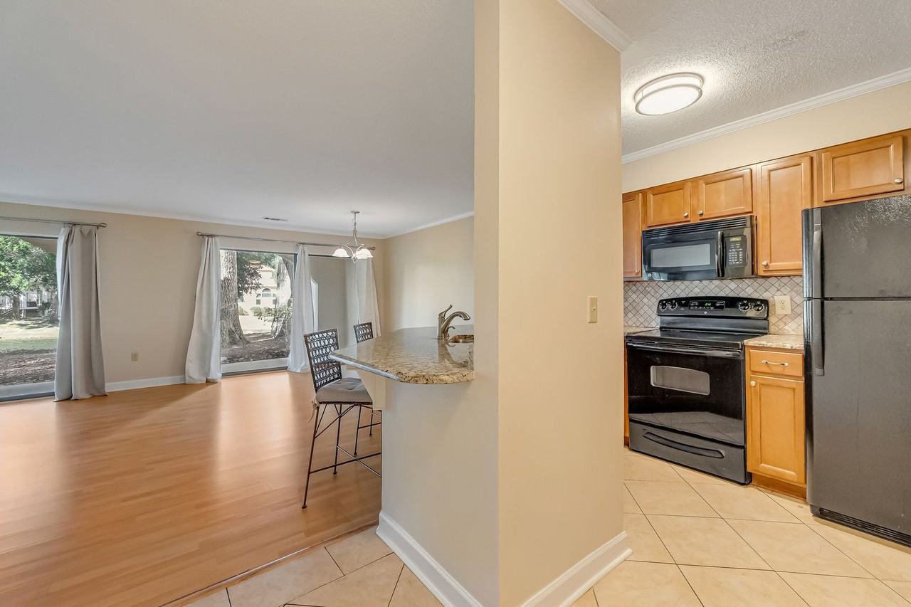 303 Westlake Ct - Photo 5 of 39