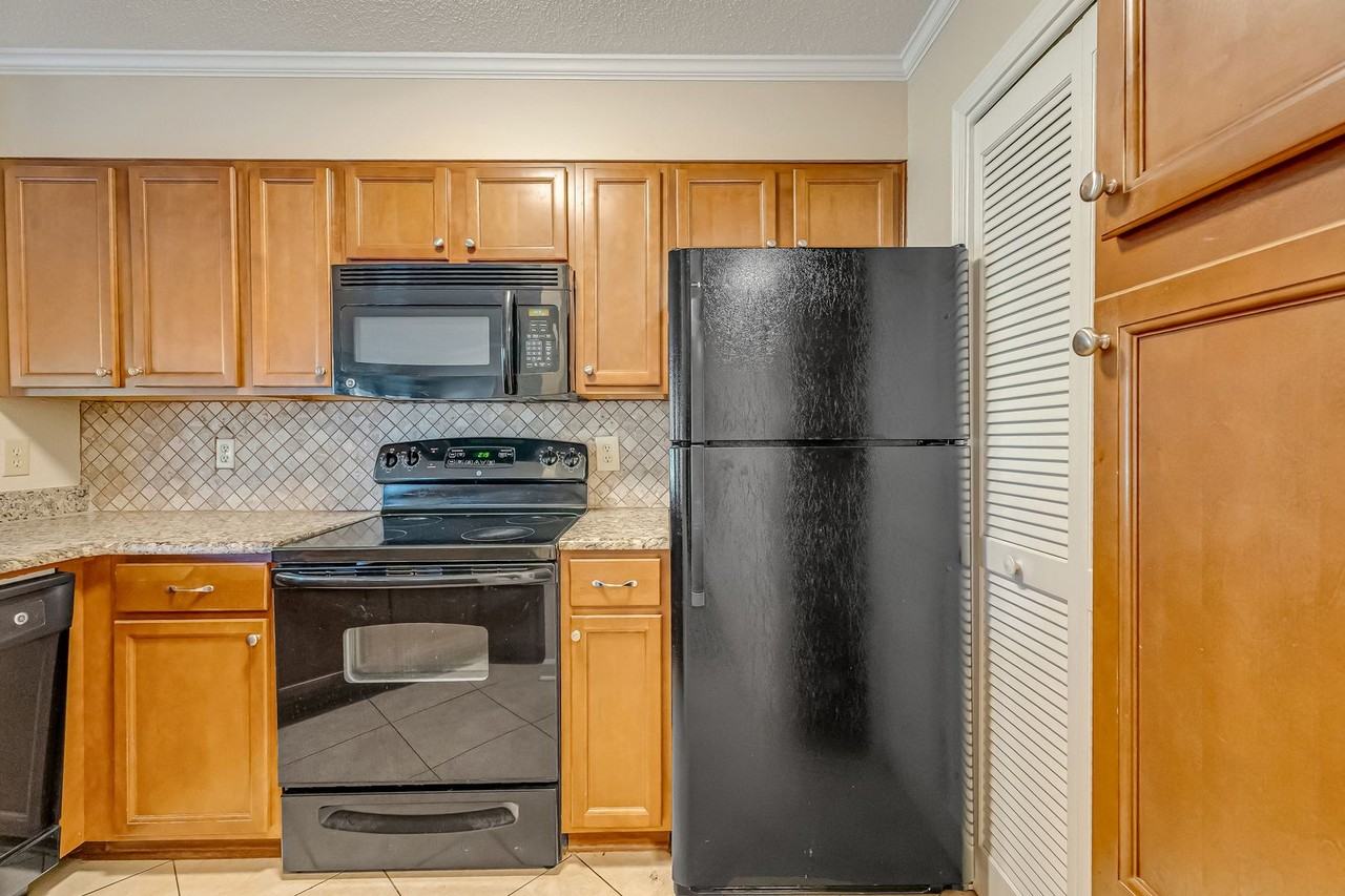 303 Westlake Ct - Photo 7 of 39