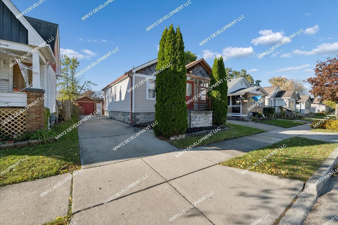 22618 Maxine St - Photo 3 of 37