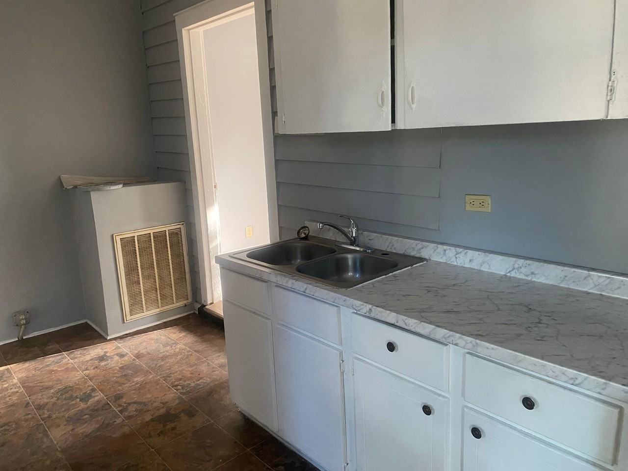 1025 Henley St - Photo 3 of 8