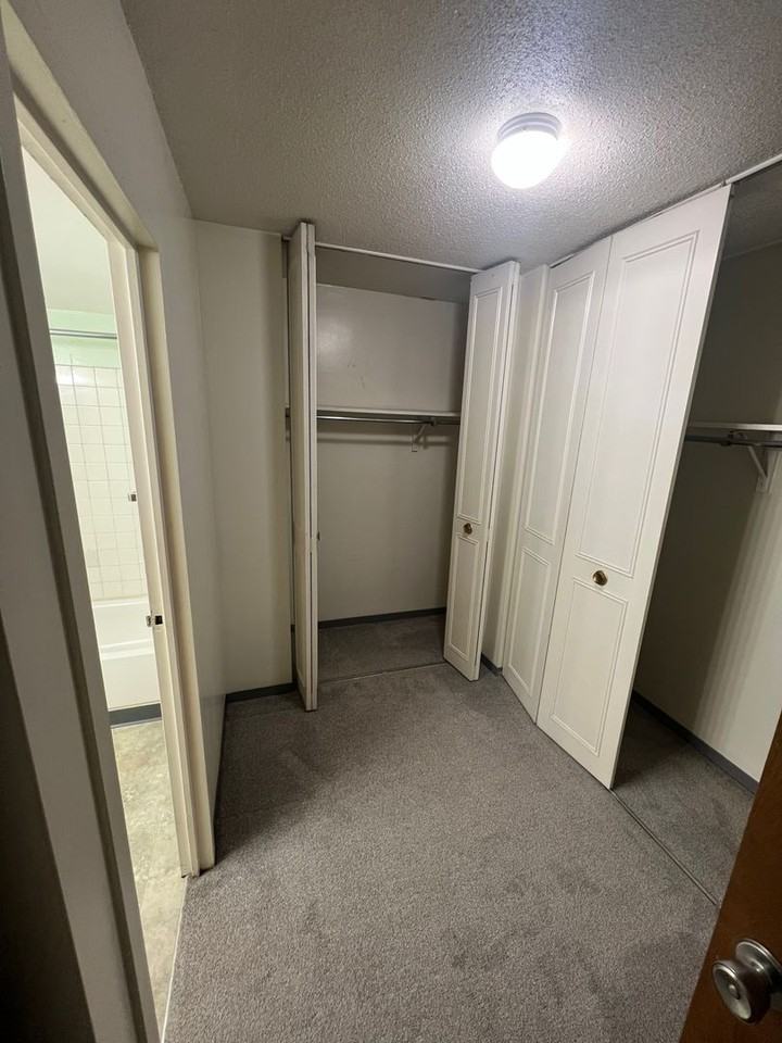 600 E 8th St - Photo 7 of 37