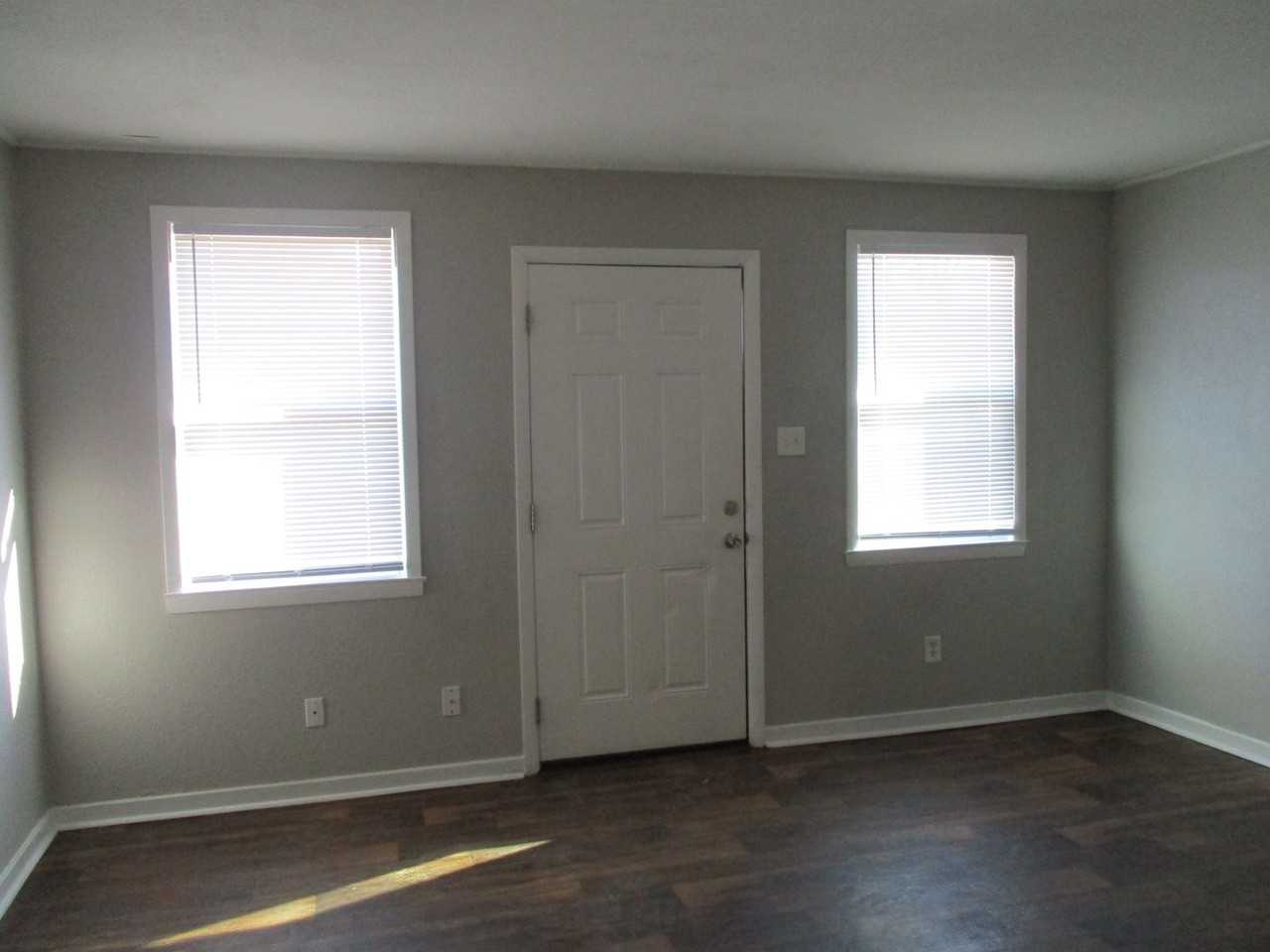 1221 Davis St - Photo 2 of 5