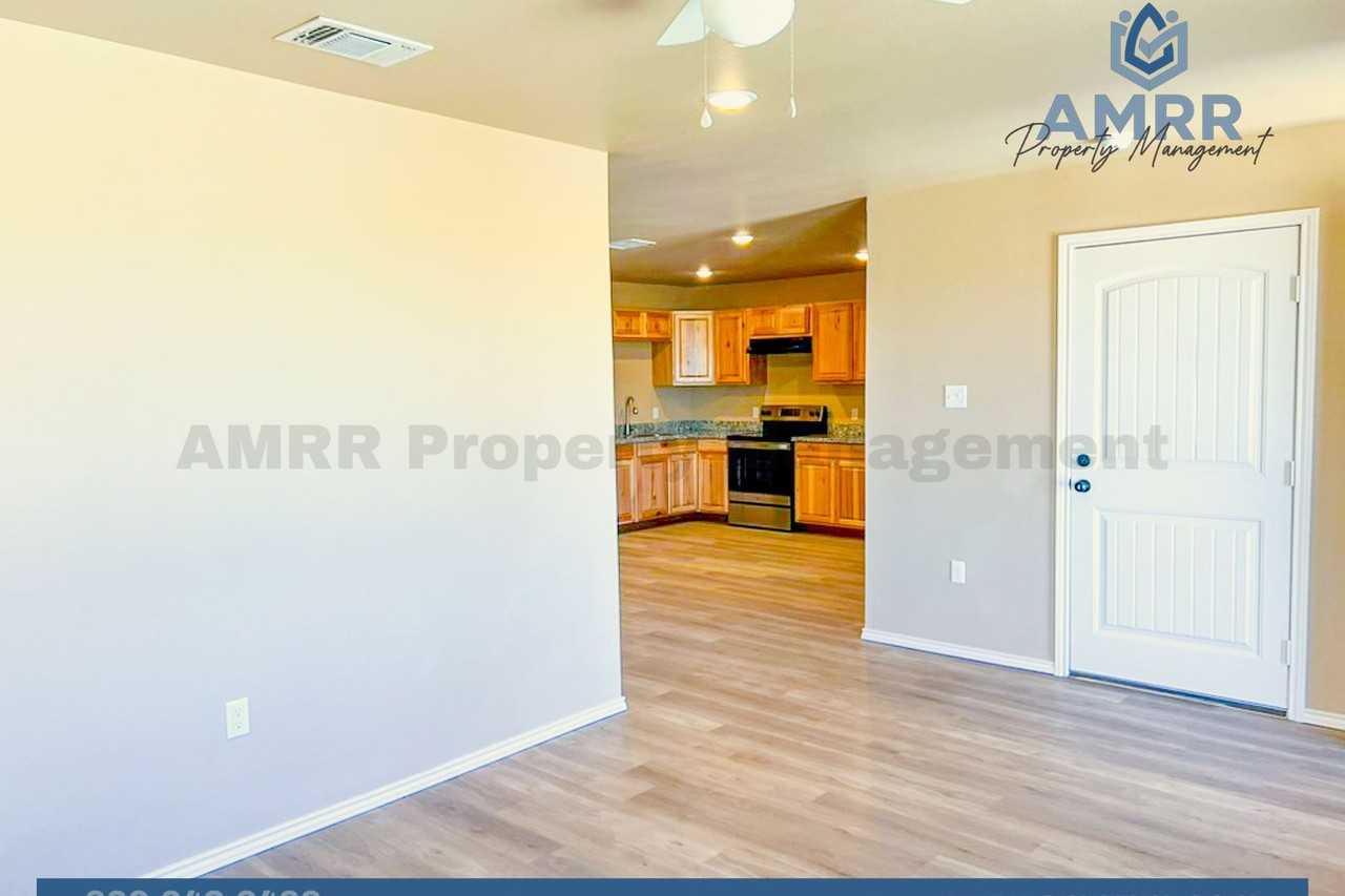 1301 E 16th St - Photo 4 of 22