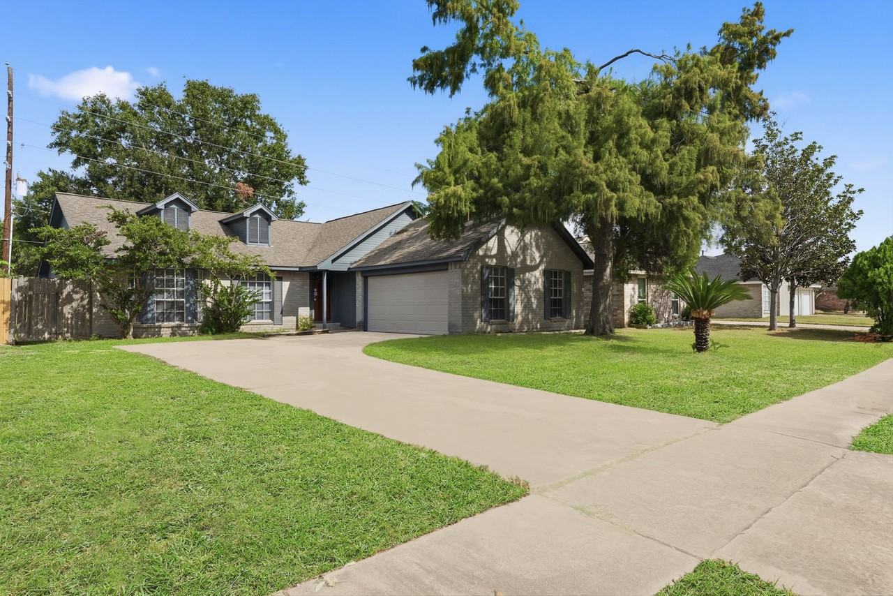 16826 Carbridge Dr - Photo 2 of 27