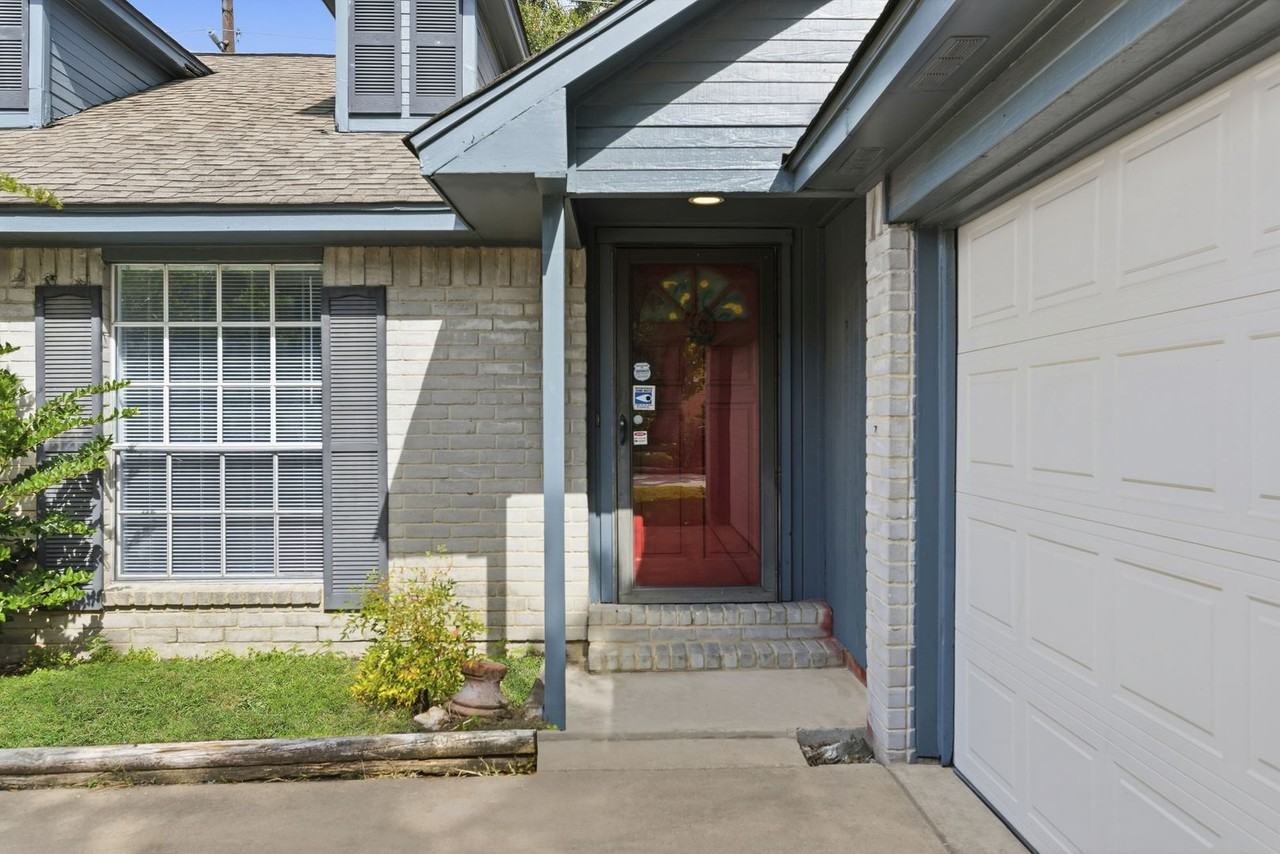 16826 Carbridge Dr - Photo 3 of 27