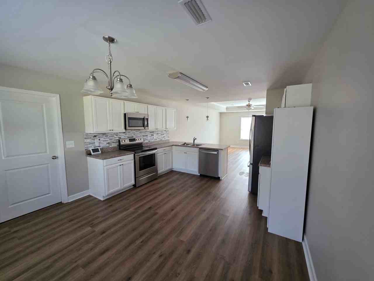 111 Richard St - Photo 4 of 17