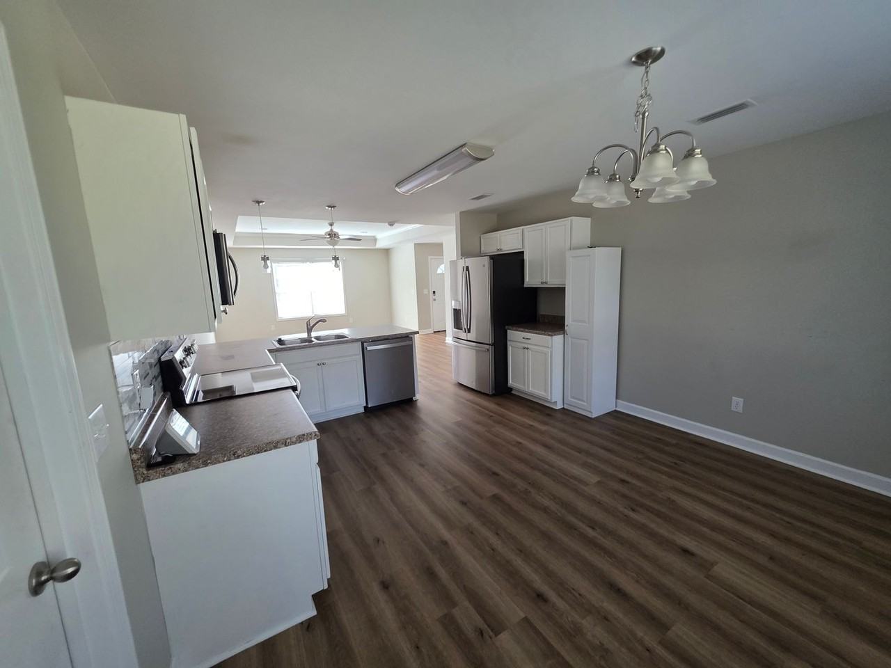 111 Richard St - Photo 5 of 17