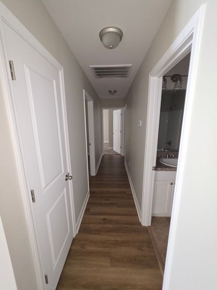 111 Richard St - Photo 6 of 17