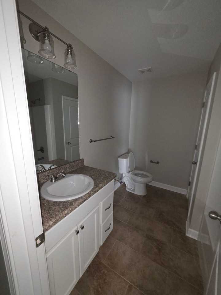 111 Richard St - Photo 7 of 17