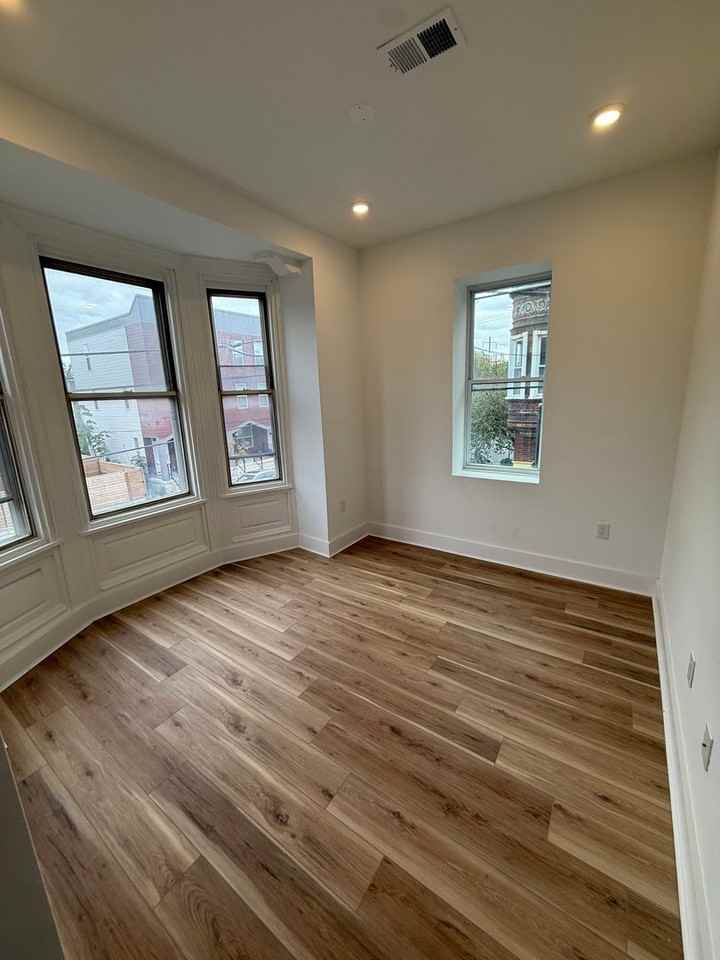 1543 N 33rd Street - Photo 4 of 9