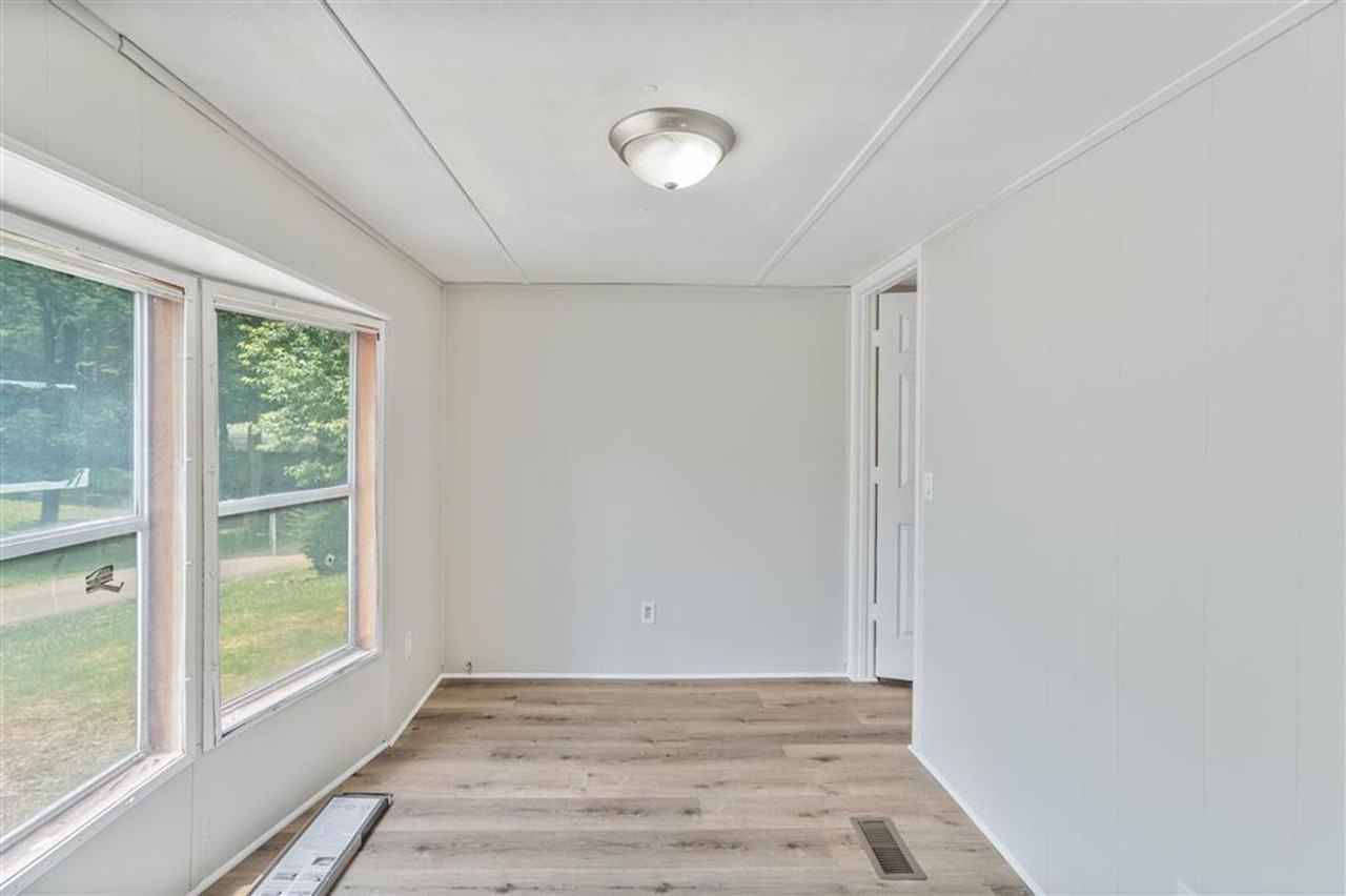 220 Lakeshore Drive - Photo 5 of 9