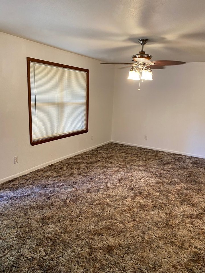 601 W Washington St - Photo 4 of 11