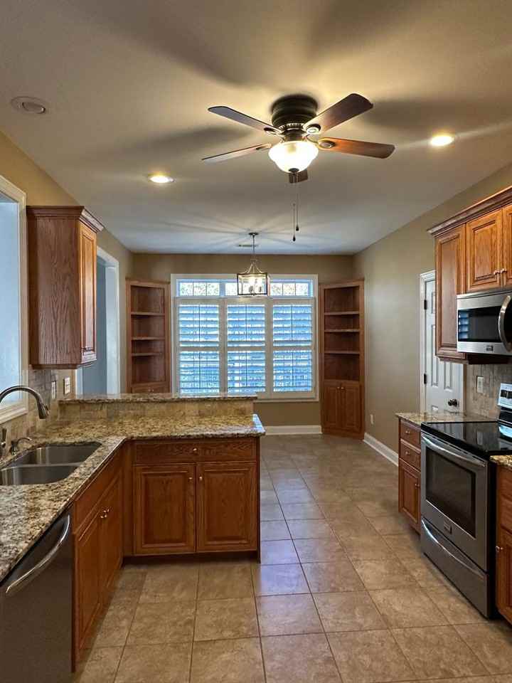 937 Brenau Point Dr - Photo 3 of 9