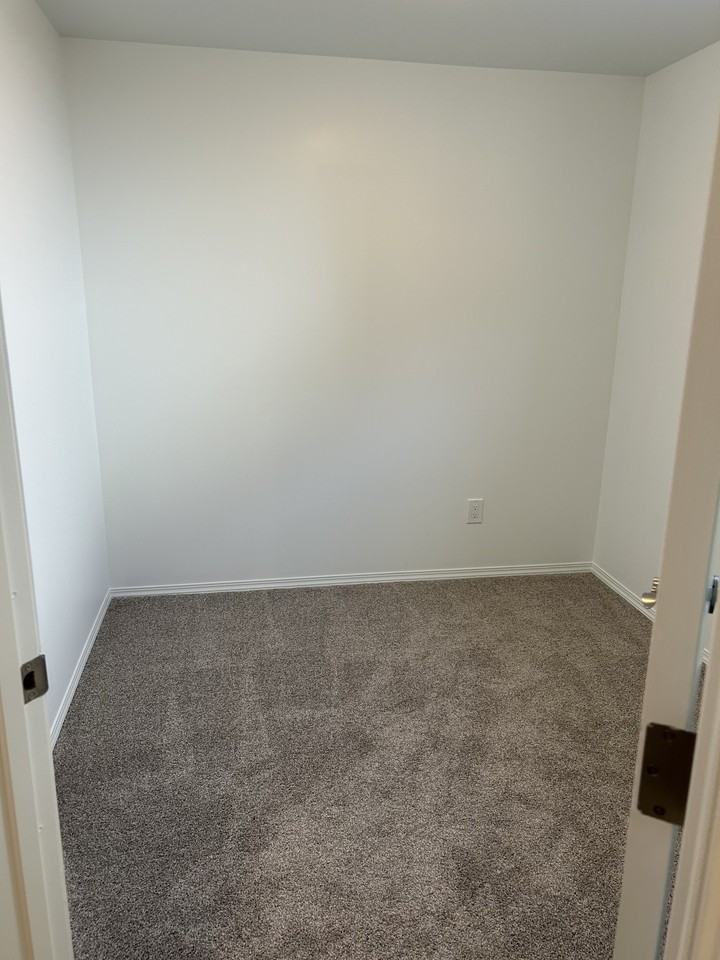 11935 46 St Nw Bsmt #11935BS - Photo 3 of 16