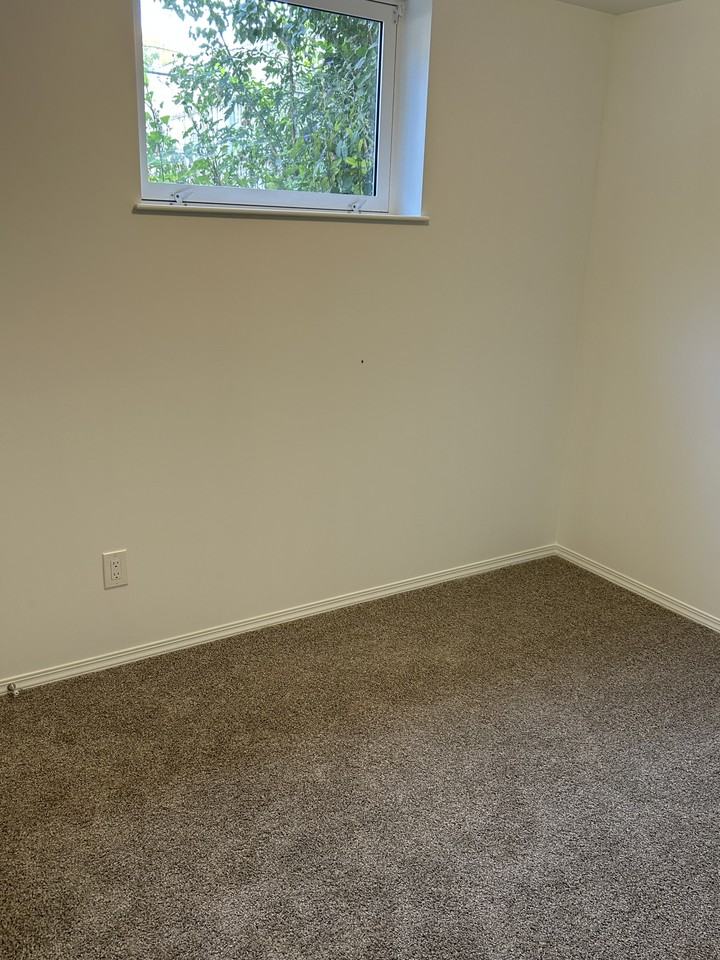 11935 46 St Nw Bsmt #11935BS - Photo 5 of 16