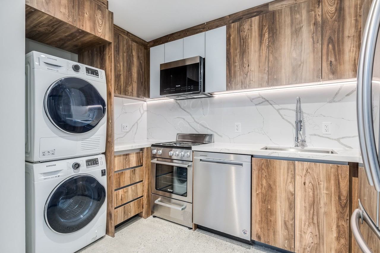 1170 Barclay Street - Photo 10