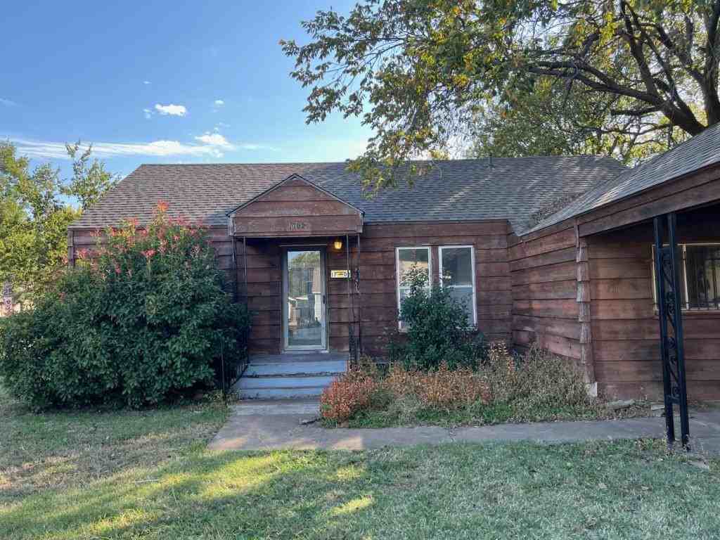 1702 Nw Kinyon Ave - Photo 2 of 13