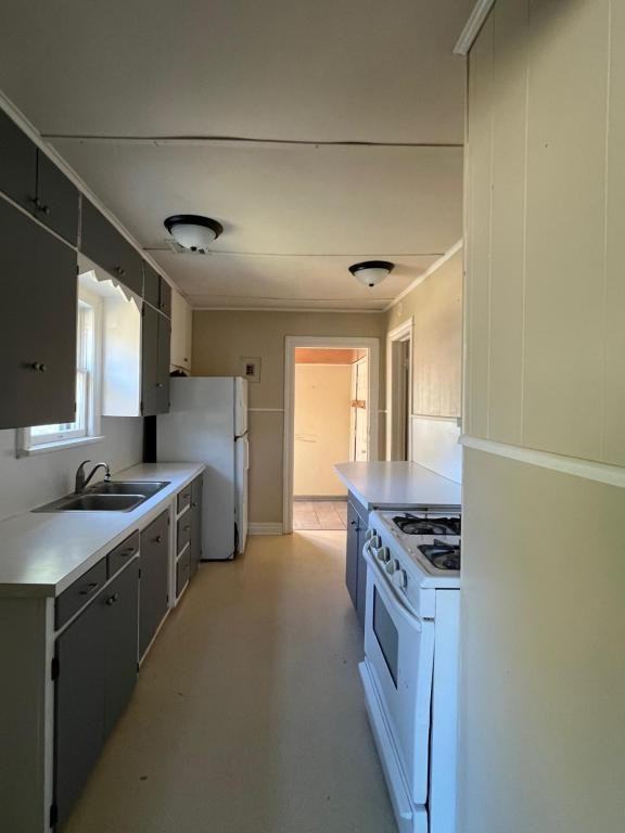 1702 Nw Kinyon Ave - Photo 5 of 13