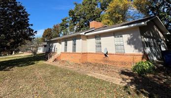 featured image of 909 E 1st St