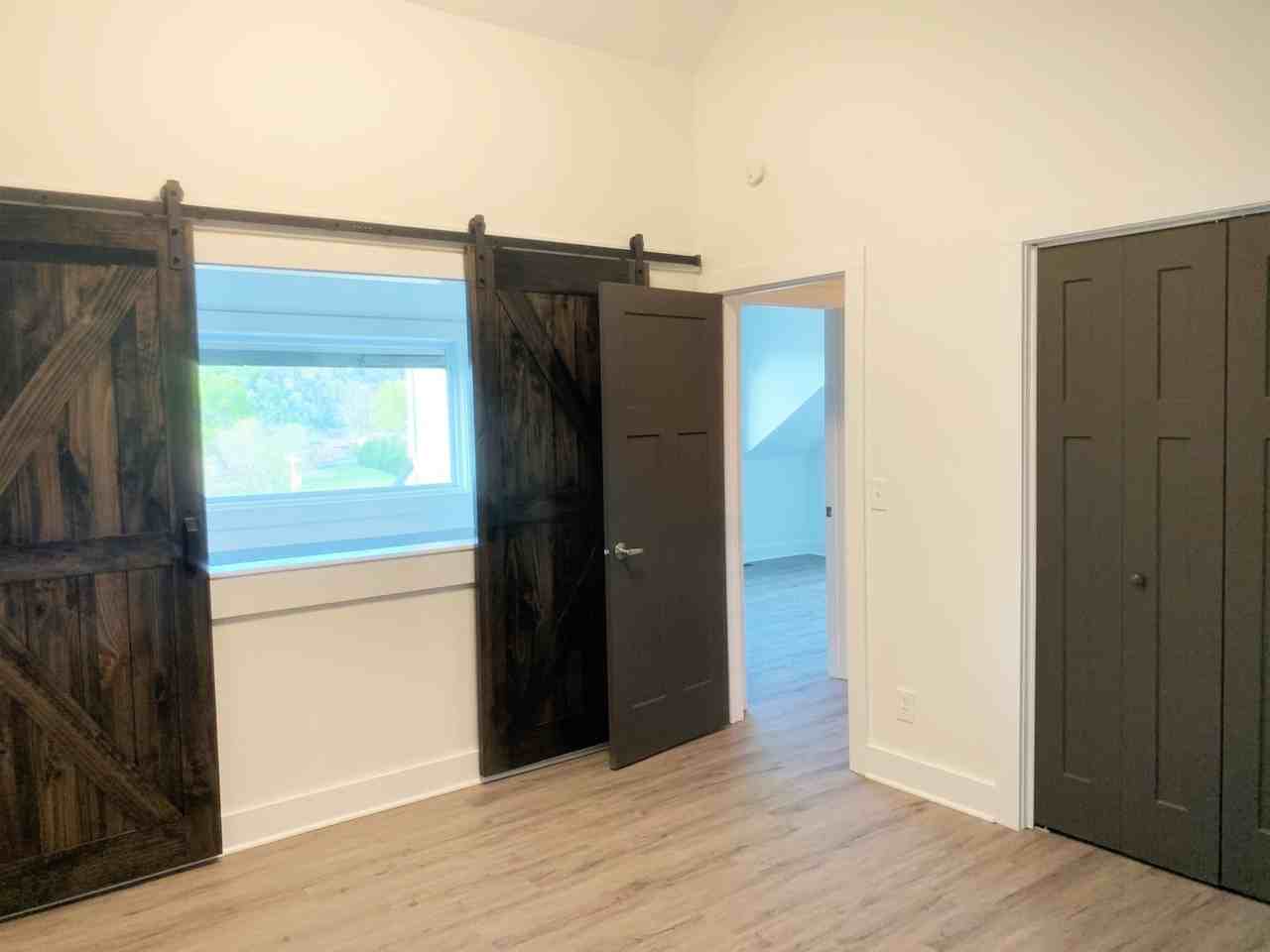 652 Oak Grove Rd - Photo 4 of 9