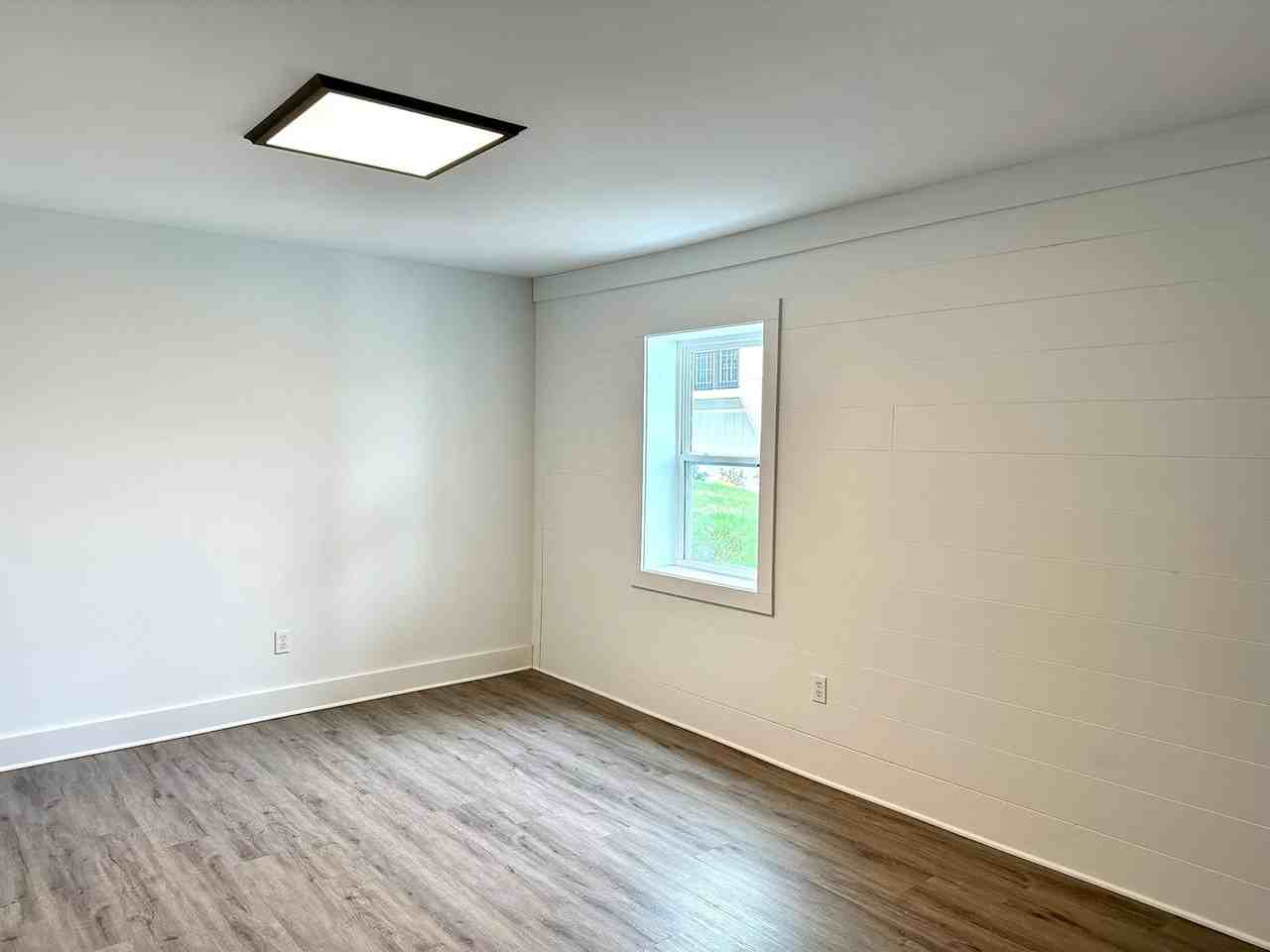 652 Oak Grove Rd - Photo 7 of 9