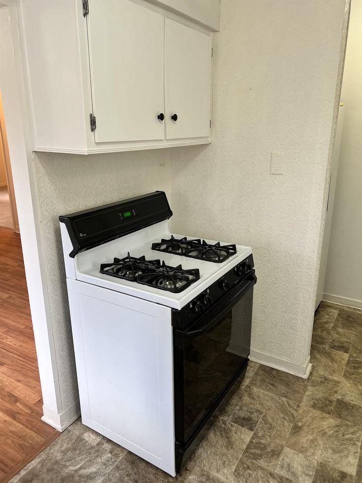 3122 Commander Dr - Photo 3 of 25