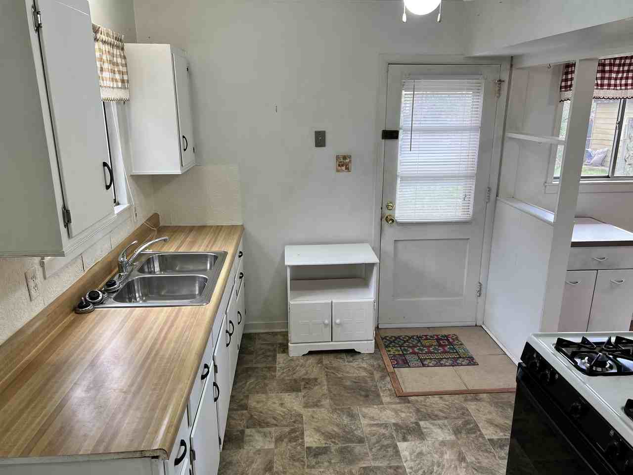 3122 Commander Dr - Photo 2 of 25