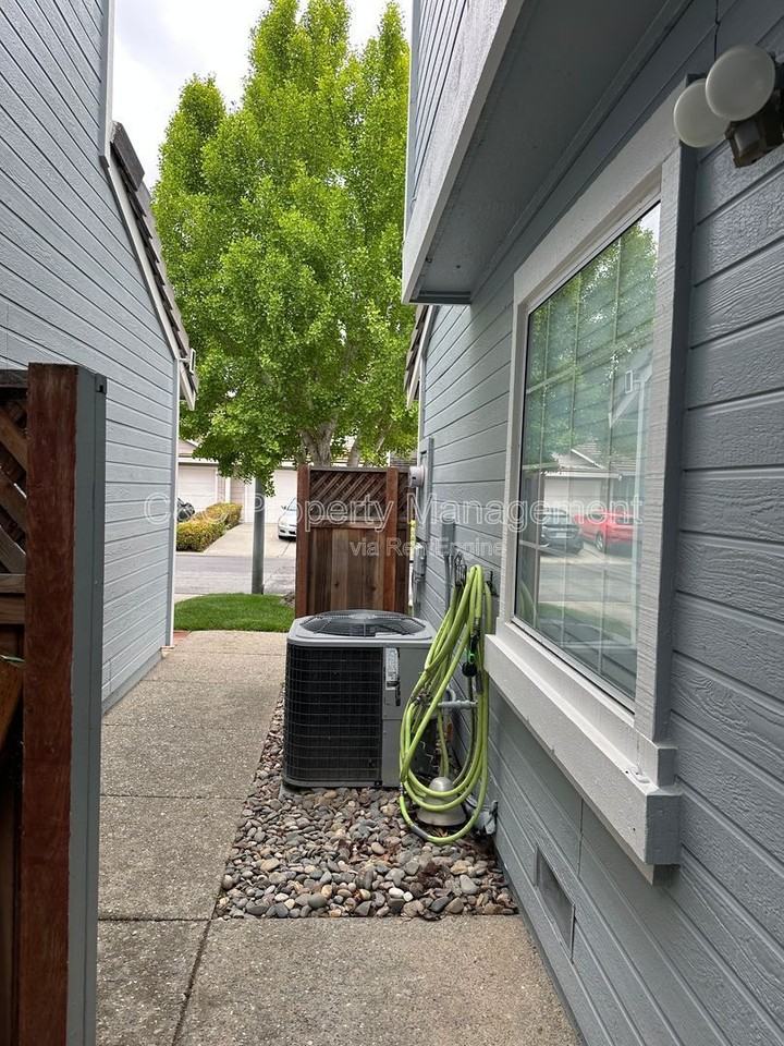 180 Pelican Loop - Photo 2 of 24