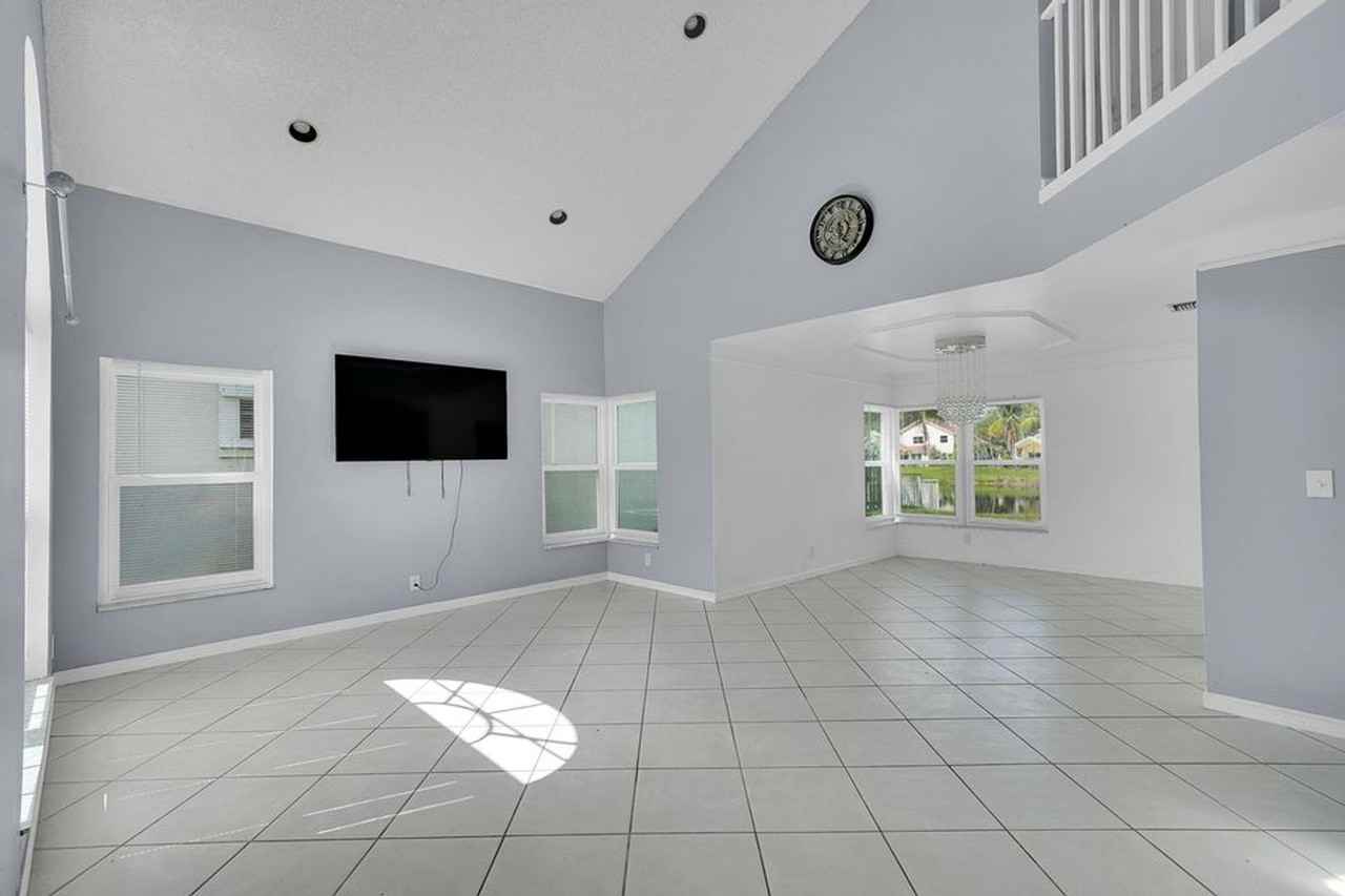 2865 Nw 68th Ln - Photo 3 of 11