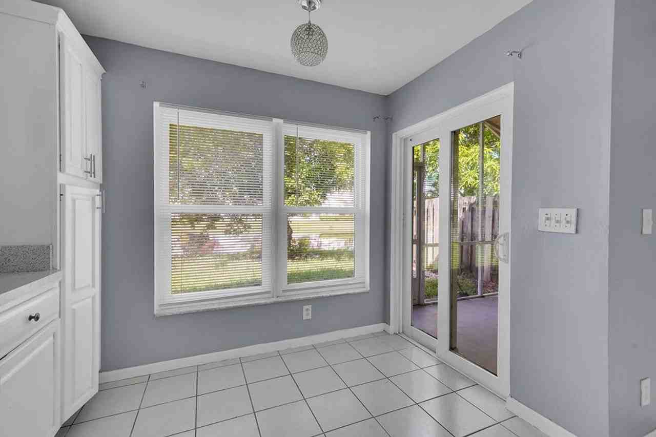 2865 Nw 68th Ln - Photo 4 of 11