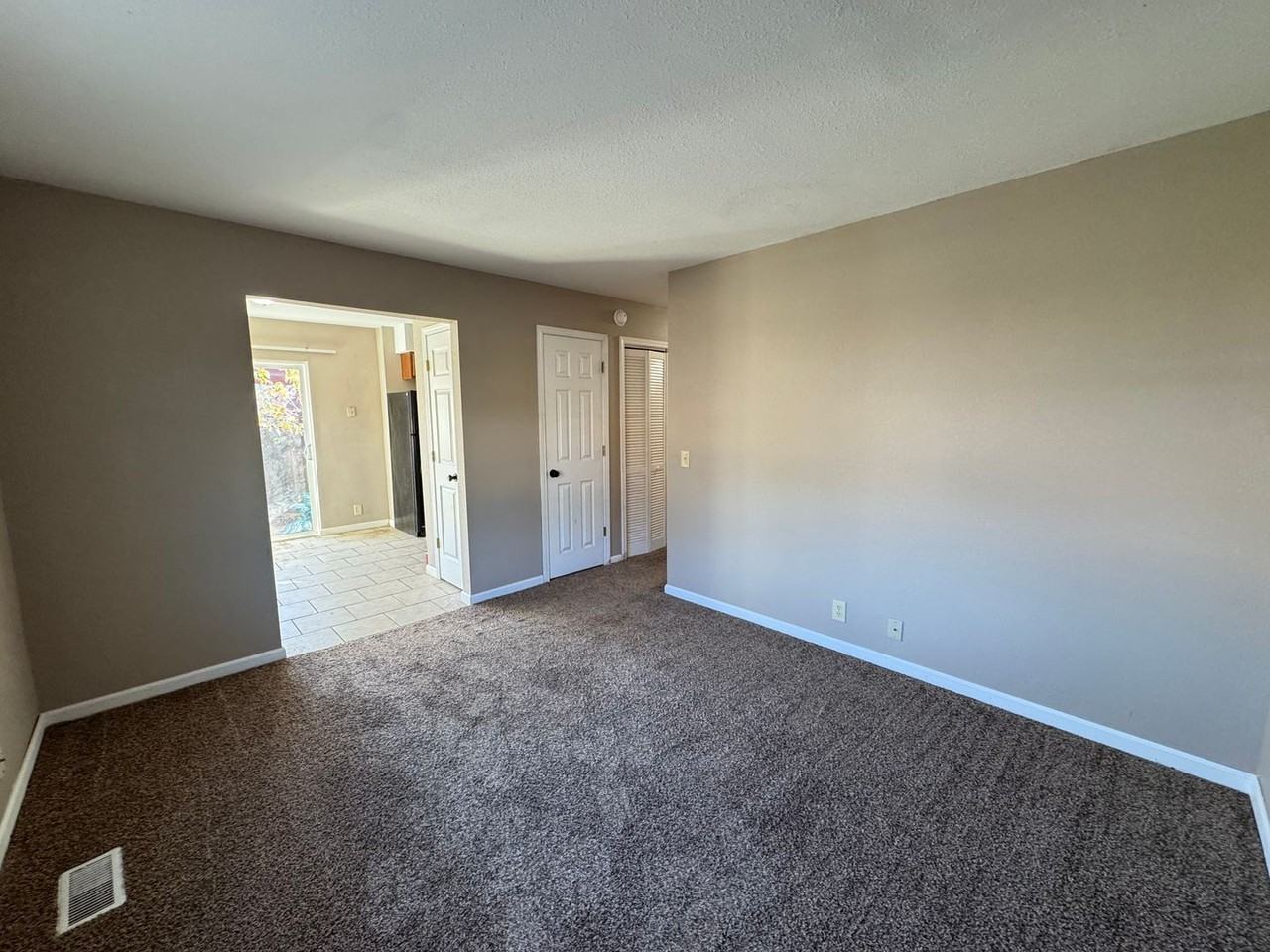 230 Se 121st Rd #1 - Photo 3 of 11