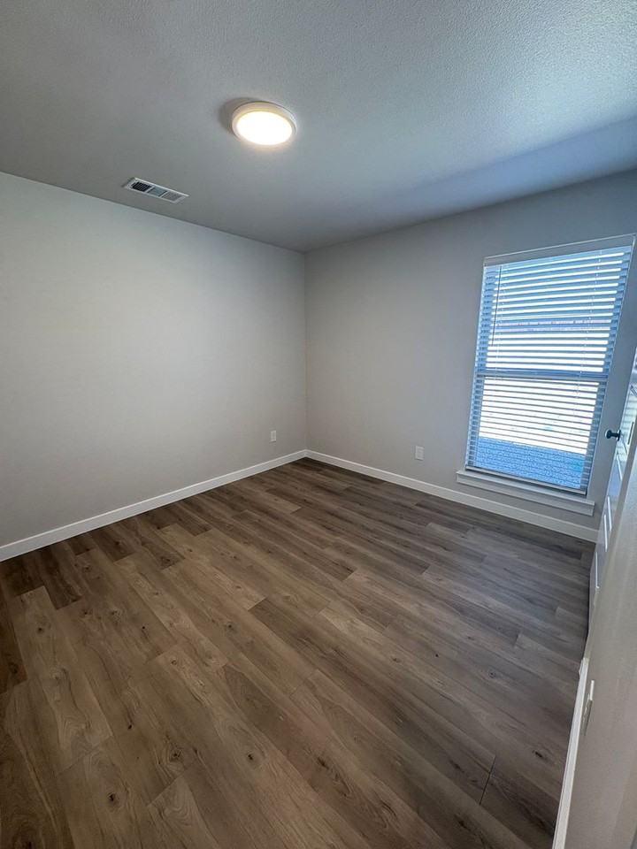 2129 Langford Ave - Photo 3 of 7