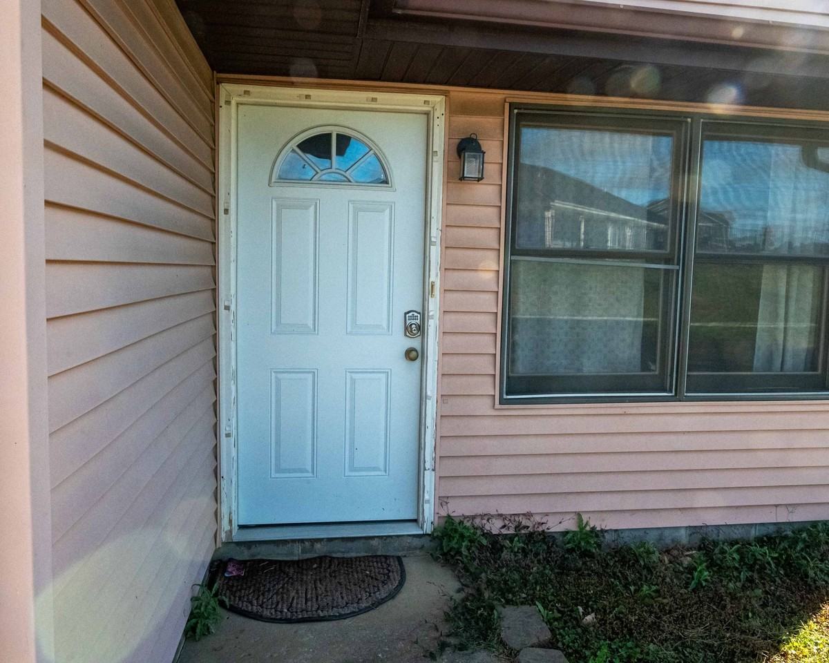 423 S Park Square Dr - Photo 3 of 46