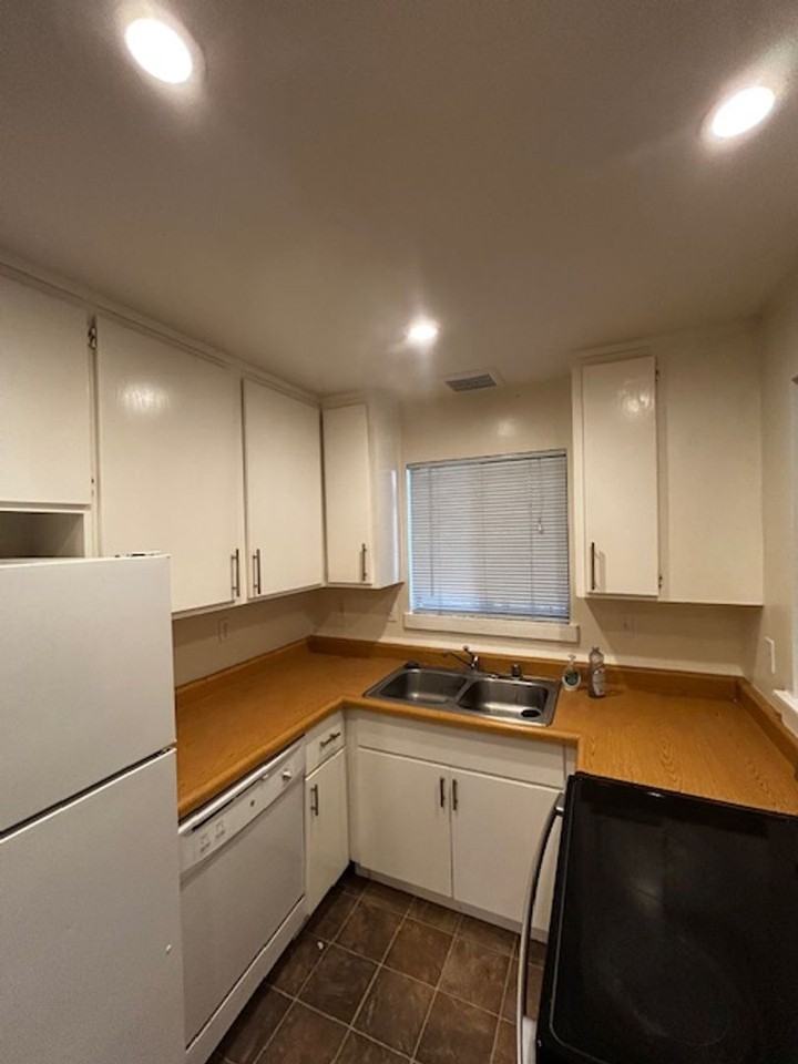 943 Civic Center Drive - Photo 3 of 11