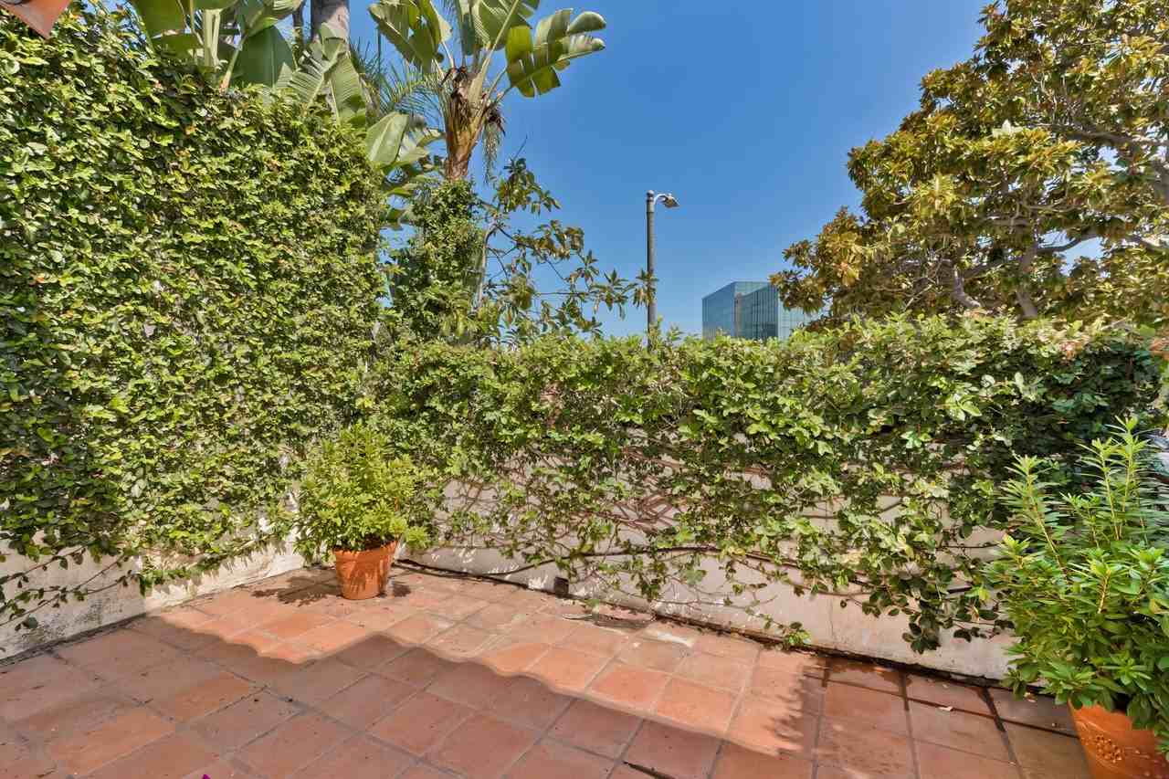 1215 Edris Dr - Photo 3 of 50