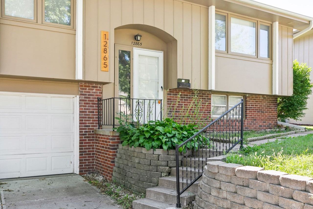 12865 Valley St - Photo 2 of 28