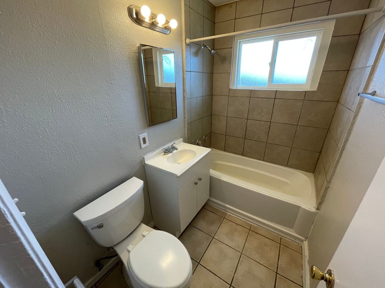 1113 Ramona Cir - Photo 3 of 17