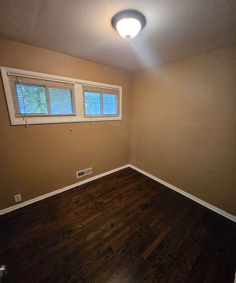 7400 E 109th St - Photo 7 of 9