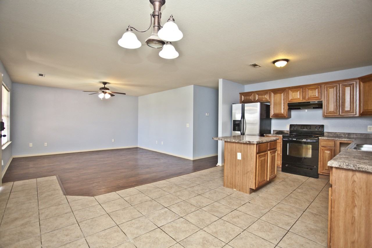 3014 S B St - Photo 3 of 17