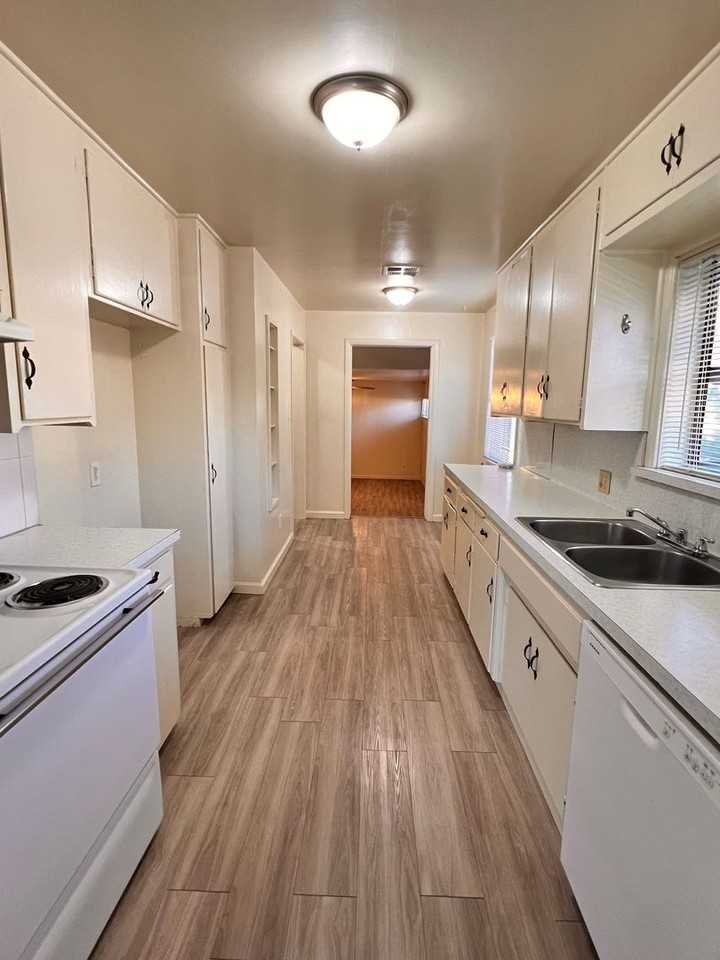 2637 Cedar St - Photo 5 of 25