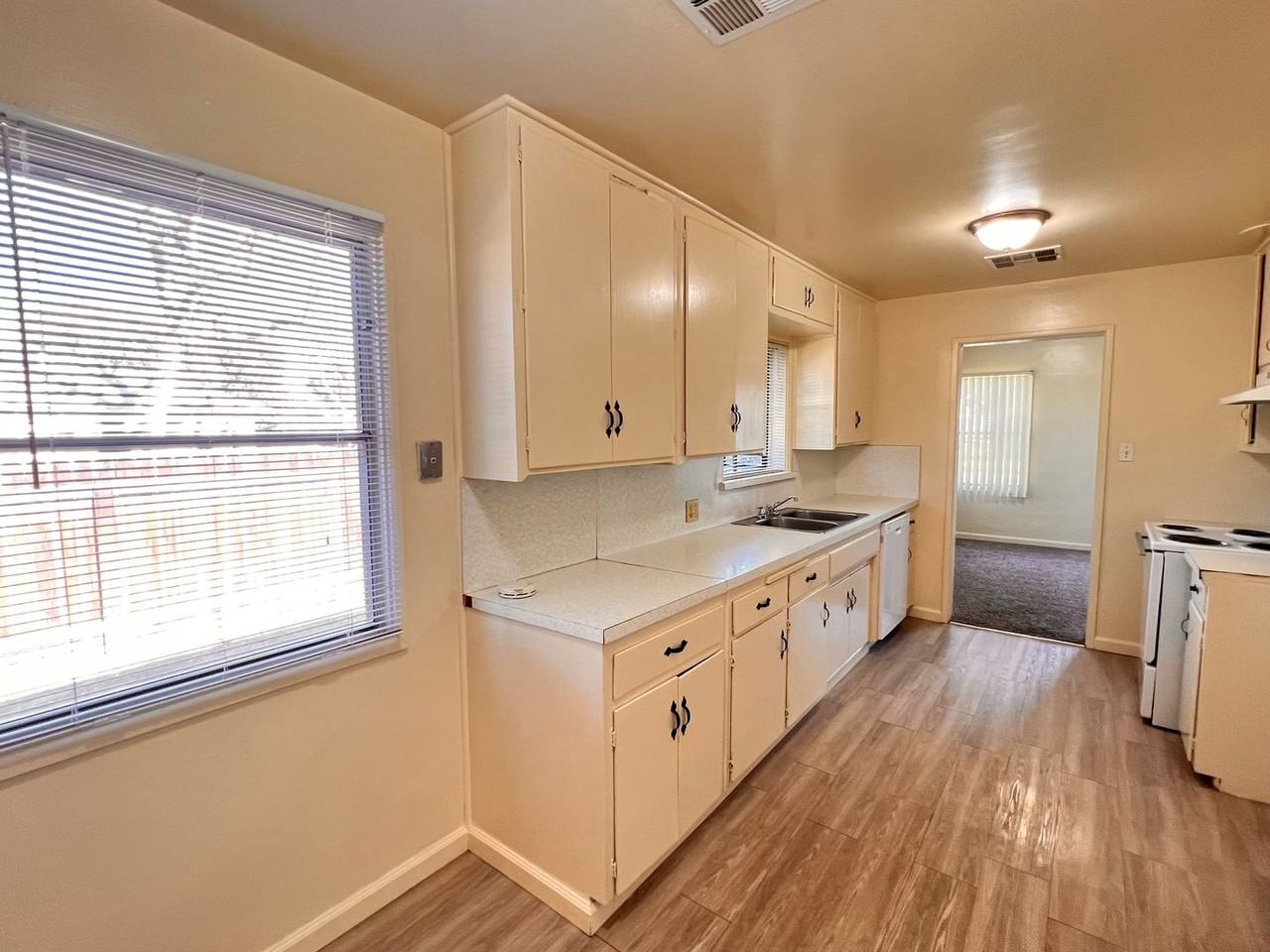 2637 Cedar St - Photo 7 of 25