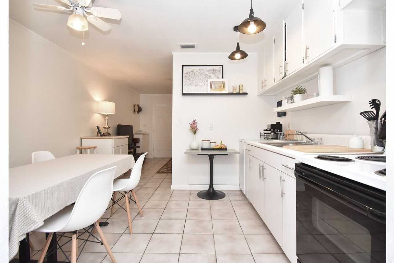 2060 Nw 34th Ave - Photo 4 of 11